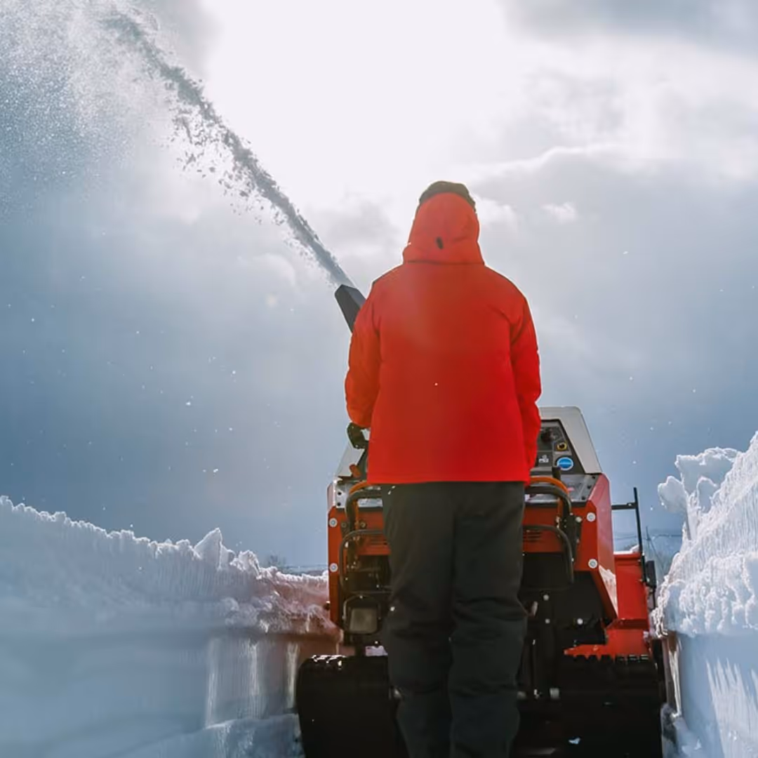 WADO Schneefräse räumt einen schmalen Weg durch tiefen Schnee