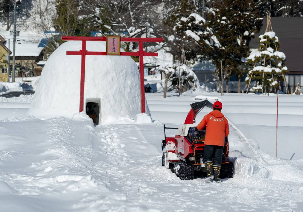 WADO Schneefräse räumt Schnee vor einem japanischen Iglu-Schrein