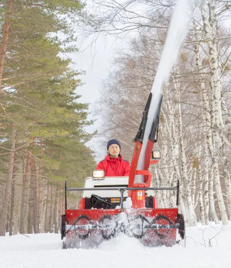 WADO Schneefräse im winterlichen Waldeinsatz