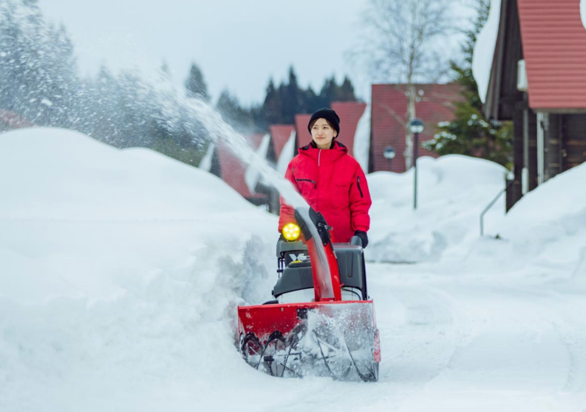WADO Schneefräse räumt einen verschneiten Weg in Japan